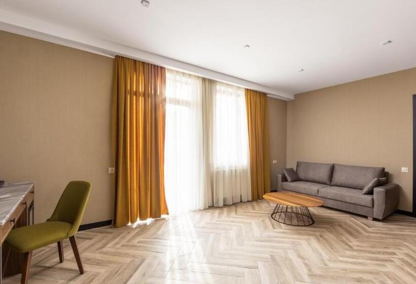 سوییت اجرایی, Komorebi Bakuriani Resort