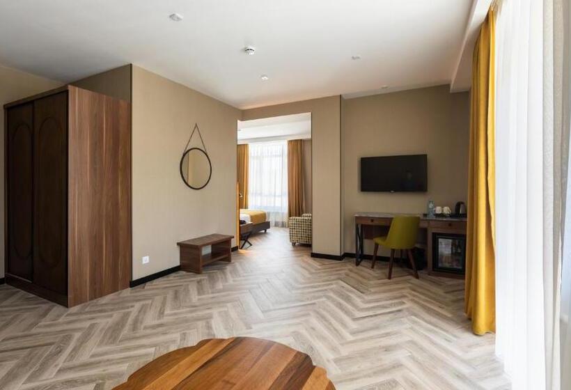 سوییت اجرایی, Komorebi Bakuriani Resort