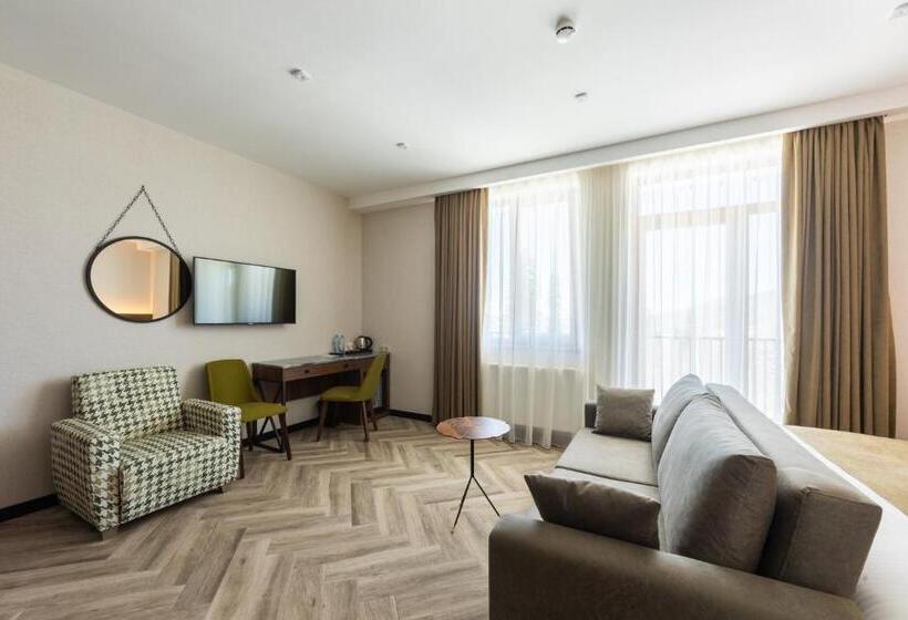 سوییت جونیور با بالکن, Komorebi Bakuriani Resort