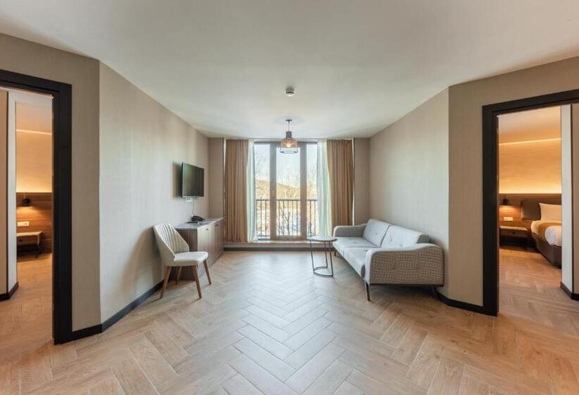 سوئیت پرزیدنت, Komorebi Bakuriani Resort