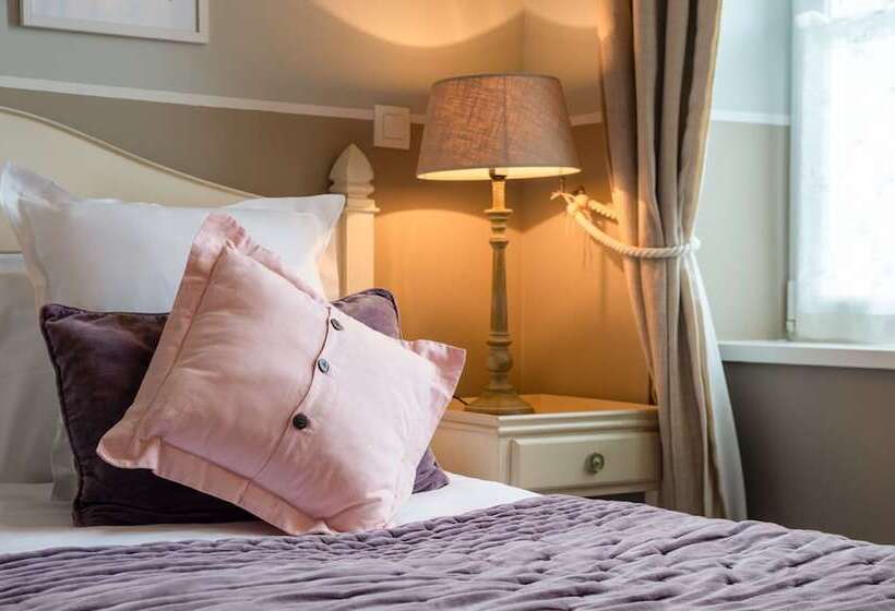 Номер Стандарт Вид на Сад, Hôtel Traiteur Les Ormes, The Originals Relais