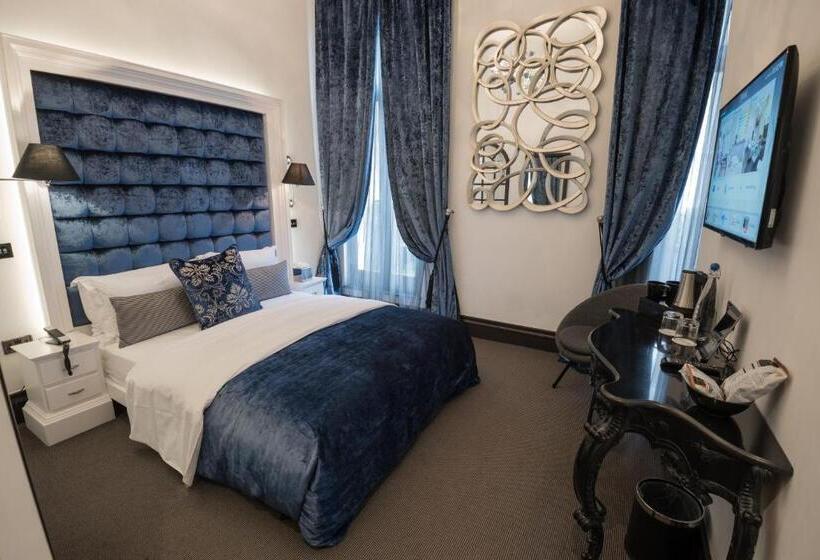 Quarto Superior com Sacada, The Exhibitionist