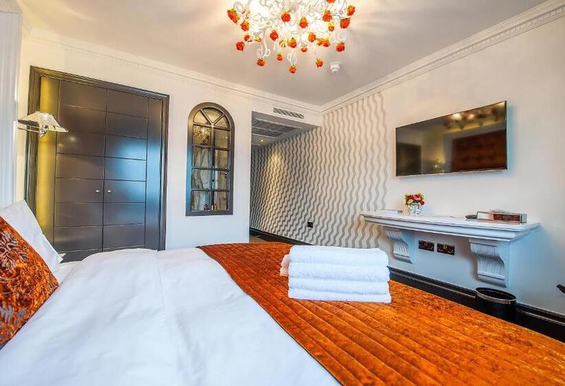 Quarto Deluxe, The Exhibitionist