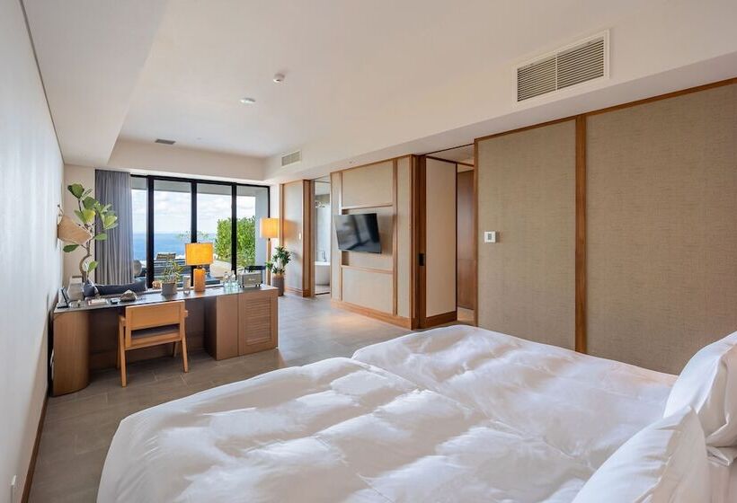 سوییت با چشم‌انداز دریا, One Suite The Grand