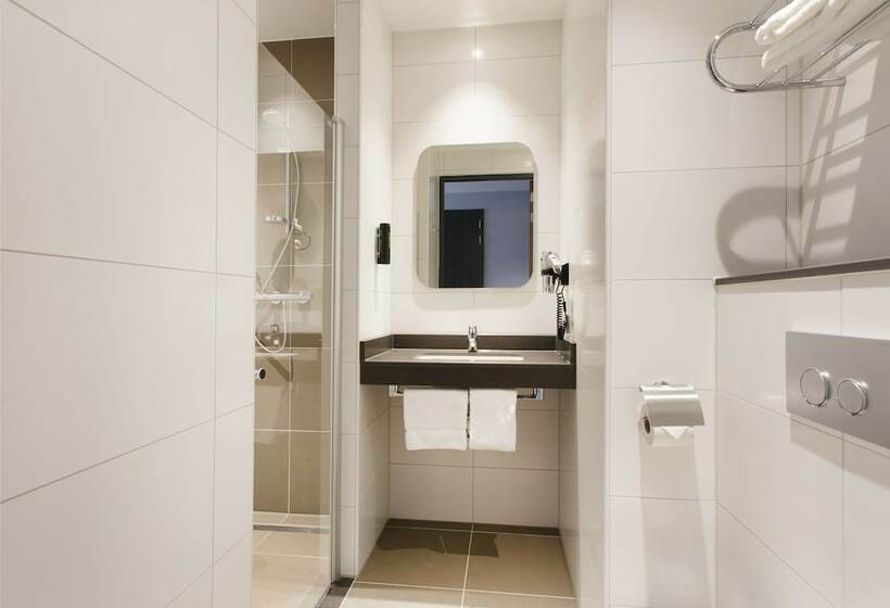 Standard Room, Corendon Amsterdam Newwest, A Tribute Portfolio