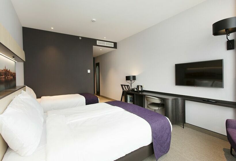 Standard Triple Room, Corendon Amsterdam Newwest, A Tribute Portfolio