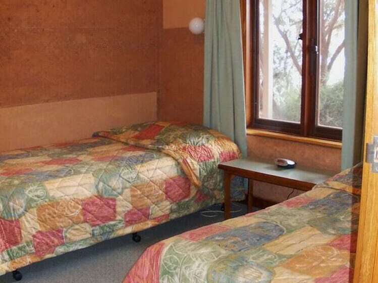 Семейный Номер, Mud Hut Motel
