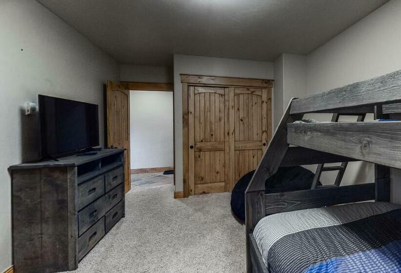 Апартаменты 3 Спальни, Mountain Retreat On 1st
