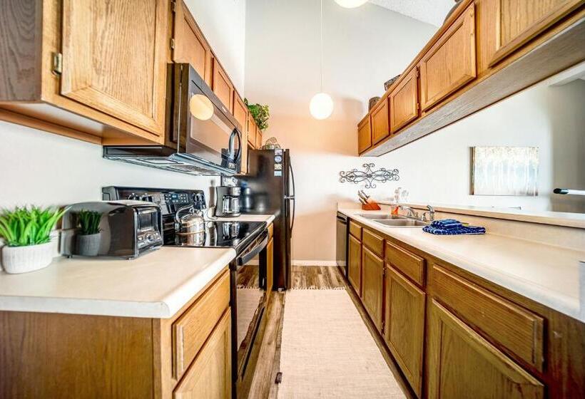 침실 2개 아파트, Granby Condo With Views