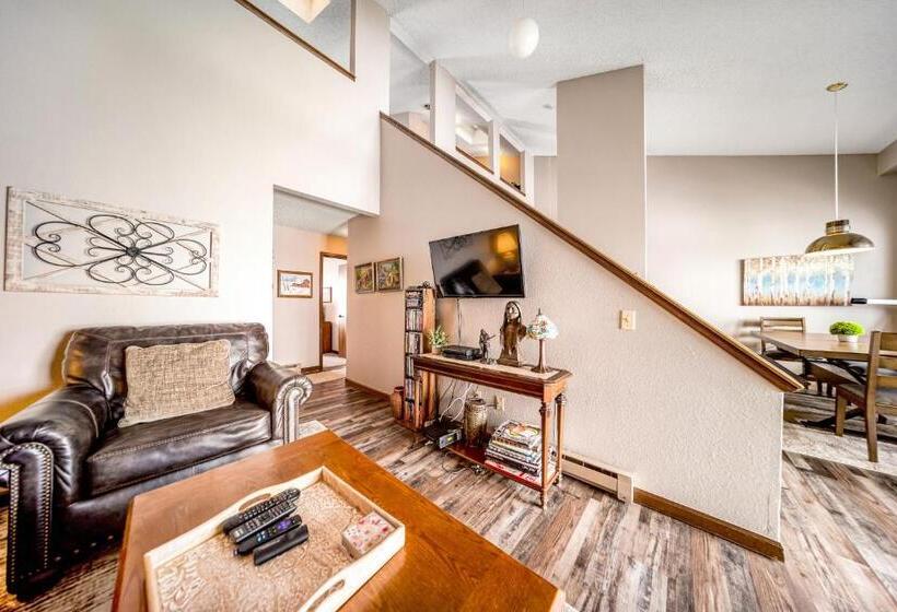 침실 2개 아파트, Granby Condo With Views