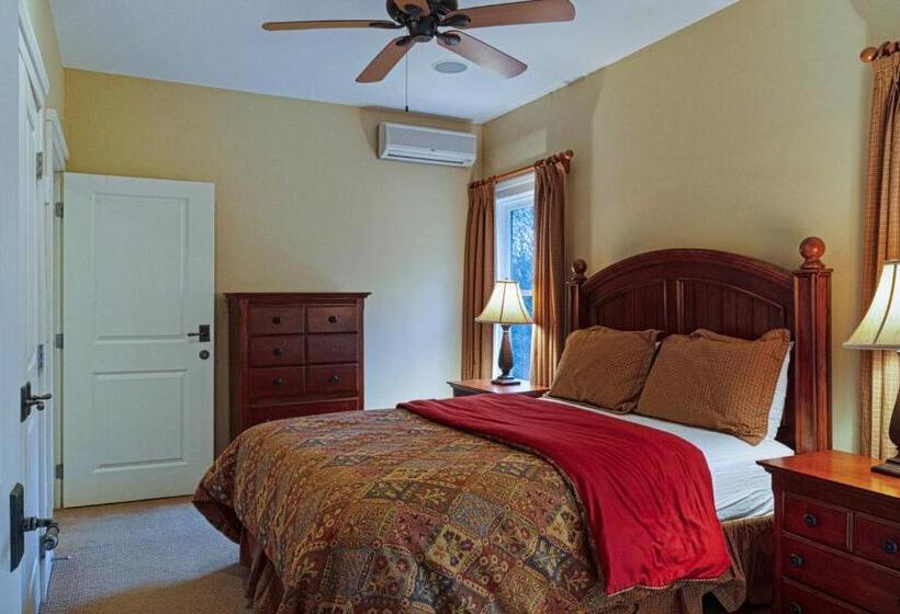 Дом 3 Спальни, Castle Hill Condo