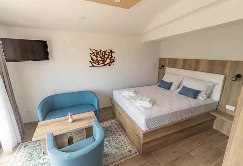 اتاق استاندارد چهارنفره با بالکن, Verdi Rooms