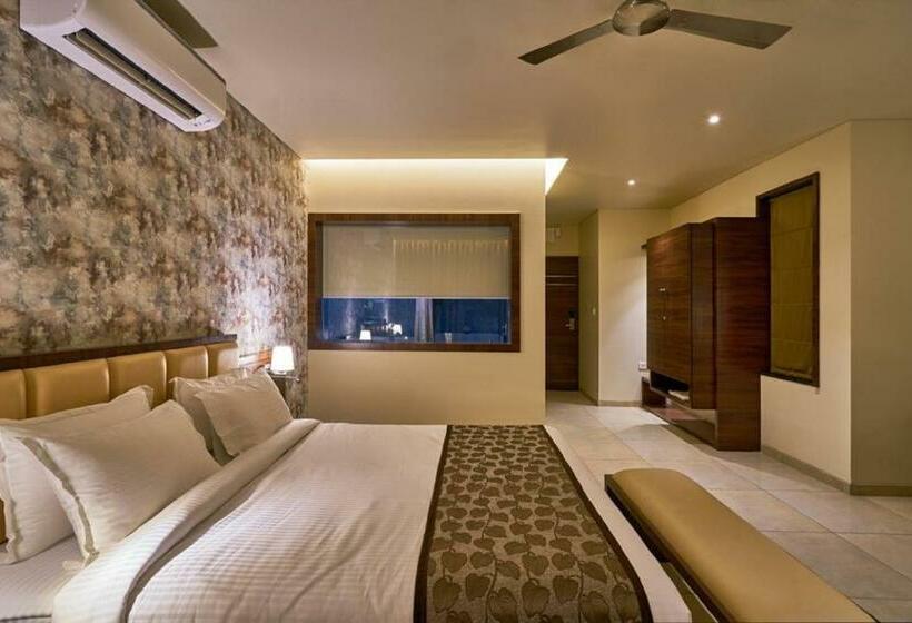 Номер Deluxe, Shlok  Pure Veg , Kolhapur