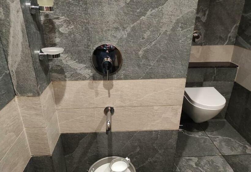 Номер Deluxe, Shlok  Pure Veg , Kolhapur