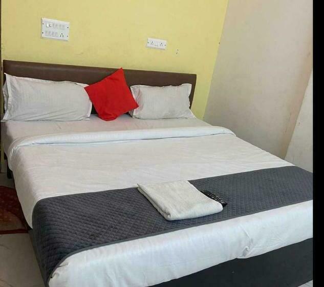 Quarto Triplo Clássico, Pop 70207  Raghav Residency