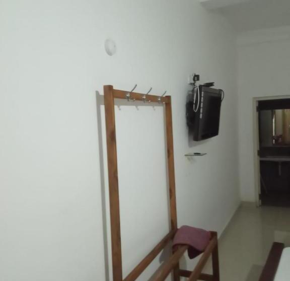 Трежместный Номер Economy, Visaka Hotel   Kataragama