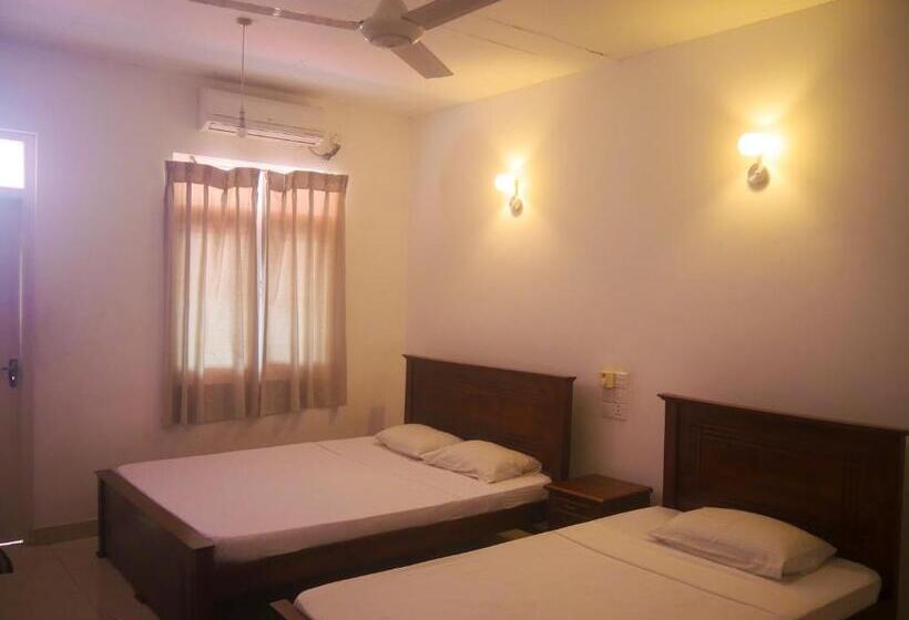 Трехместный Номер Deluxe, Visaka Hotel   Kataragama
