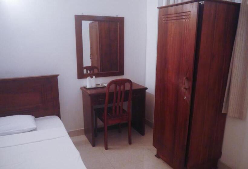 Четырехместный Номер Стандарт, Visaka Hotel   Kataragama