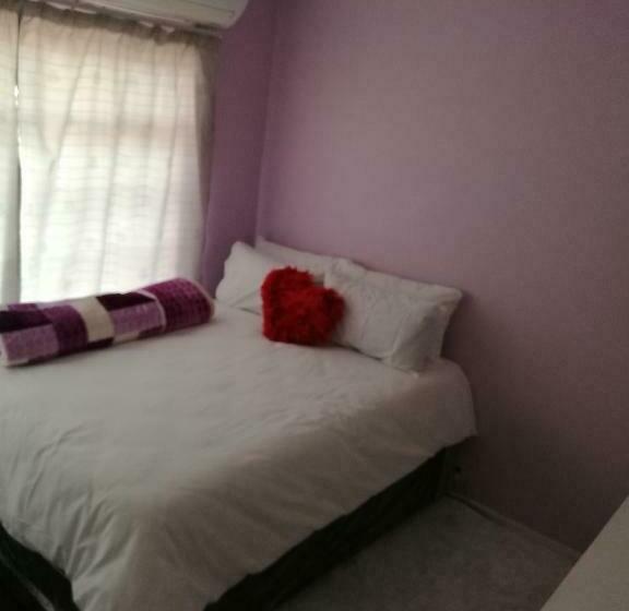 اتاق استاندارد با سرویس بهداشتی مشترک, Home Away From Home