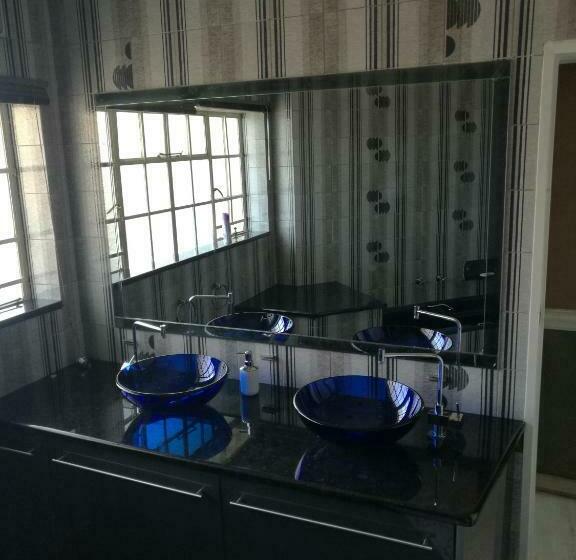 اتاق استاندارد با سرویس بهداشتی مشترک, Home Away From Home