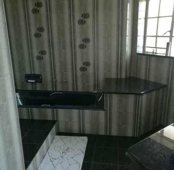 اتاق استاندارد با سرویس بهداشتی مشترک, Home Away From Home