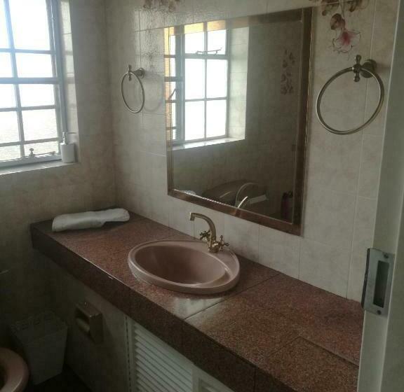 اتاق لوکس, Home Away From Home