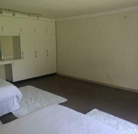 اتاق لوکس خانوادگی, Home Away From Home