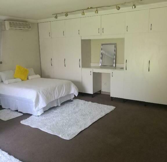 اتاق لوکس خانوادگی, Home Away From Home