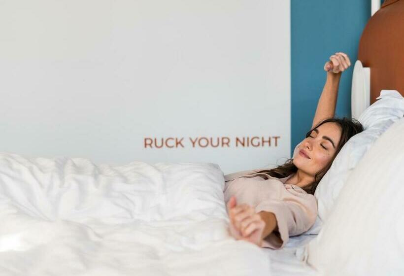 اتاق استاندارد با چشم‌انداز باغ, The Ruck