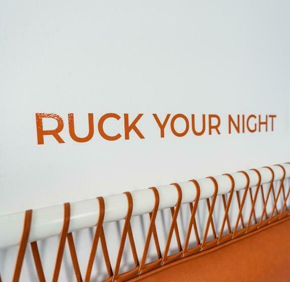 اتاق سوپریور, The Ruck