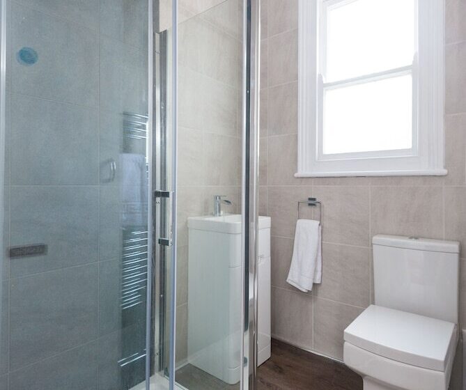 Quarto Estandar Individual Banheiro Compartilhado, Innit Bliss