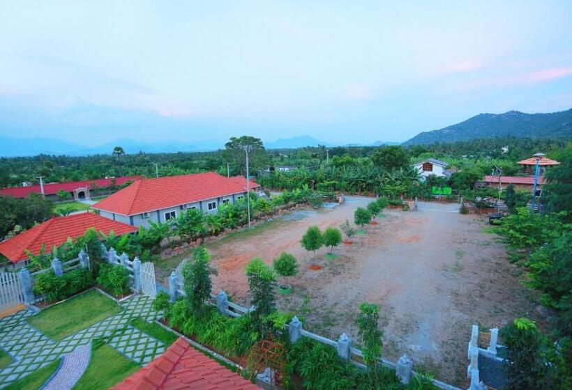标准间带山景, Selvamathi Farm Resorts
