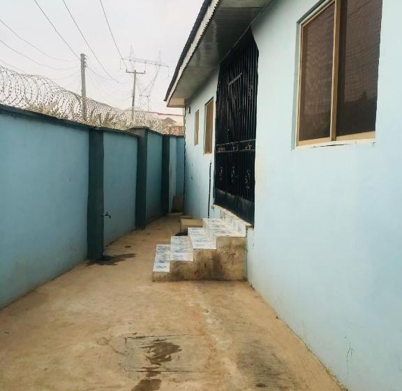 اتاق لوکس با تخت بزرگ, Umbrella Properties   Eleyele Ibadan