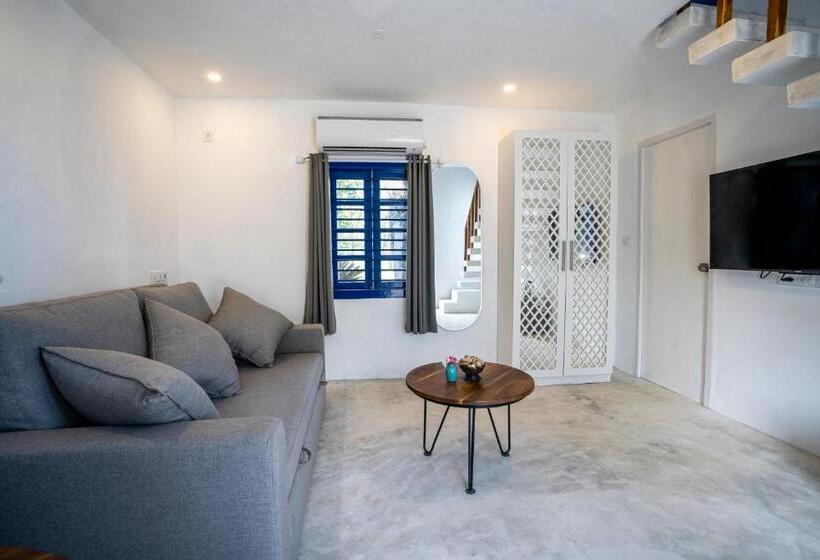 سوییت با چشم‌انداز دریا, Greek Bay