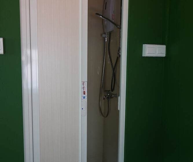 اتاق خانوادگی, Gap Year Hostel