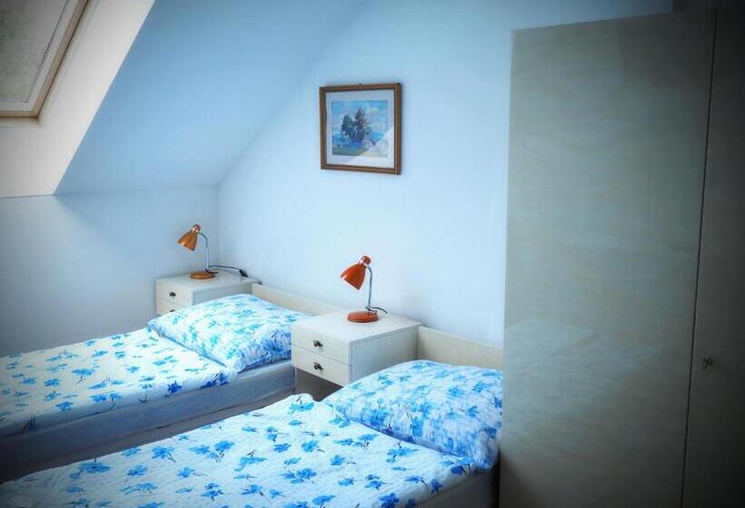 اتاق استاندارد با سرویس بهداشتی مشترک, Harmony Hall