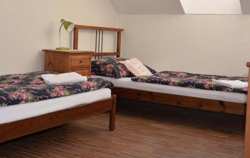 اتاق استاندارد با سرویس بهداشتی مشترک, Harmony Hall