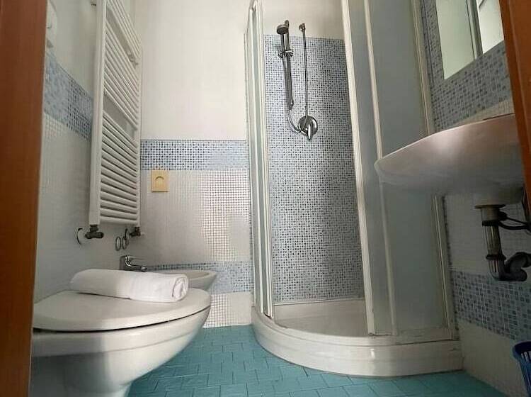 Habitación Triple Estándar, Marilonda