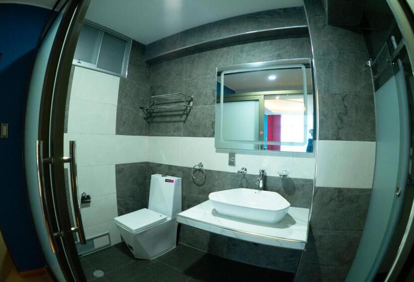 اتاق خانوادگی, R&n Shullkas Suites