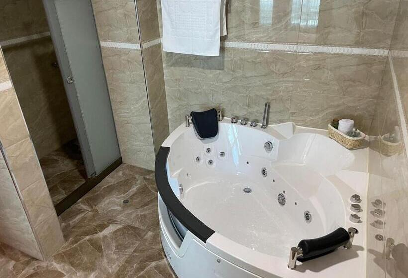 سوییت لوکس, R&n Shullkas Suites