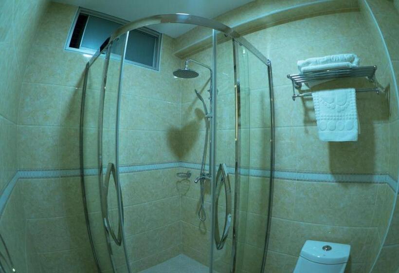 اتاق استاندارد یک نفره, R&n Shullkas Suites