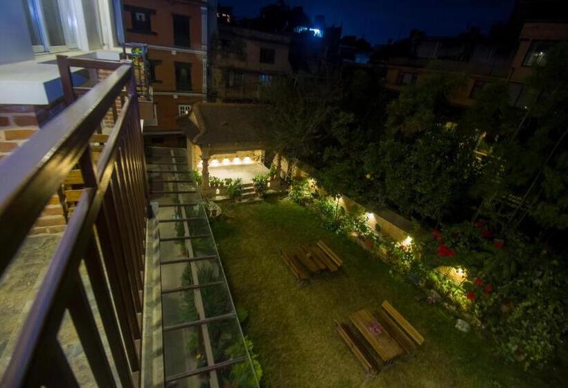 اتاق لوکس با چشم‌انداز باغ, Yalamul Garden