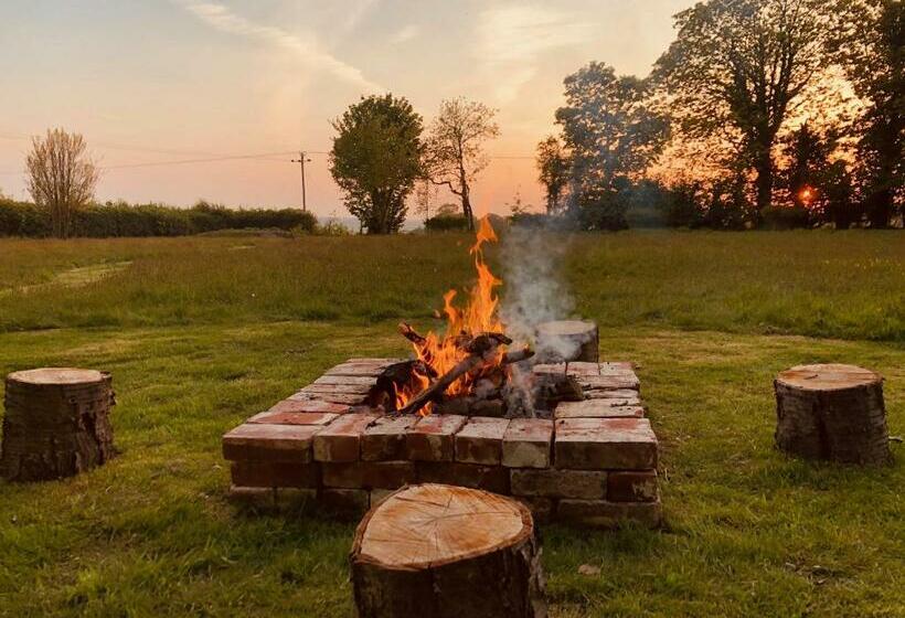 Шале 1 Спальня, Somerleyton Meadows   The Hideaway Hut & Hot Tub