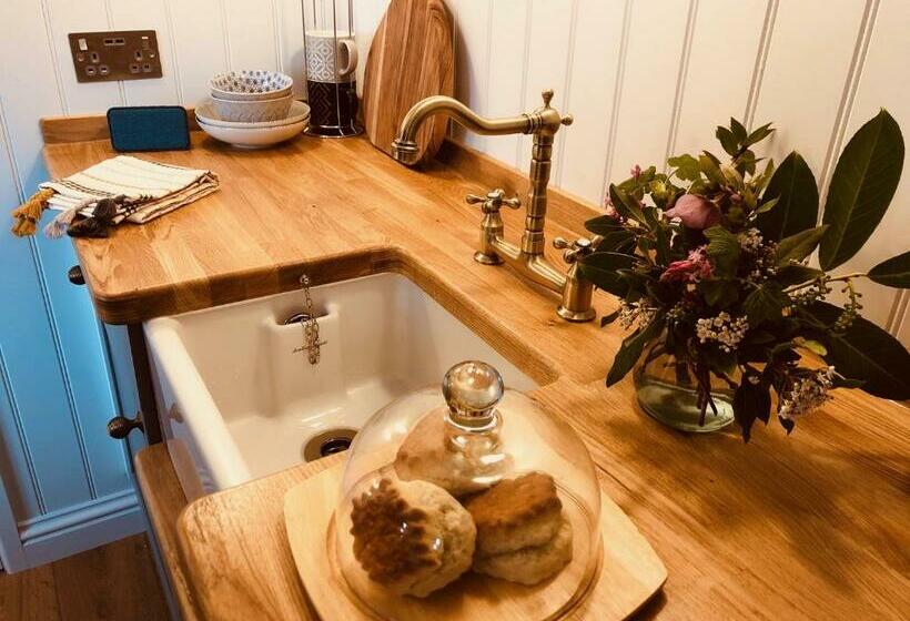 Шале 1 Спальня, Somerleyton Meadows   The Hideaway Hut & Hot Tub