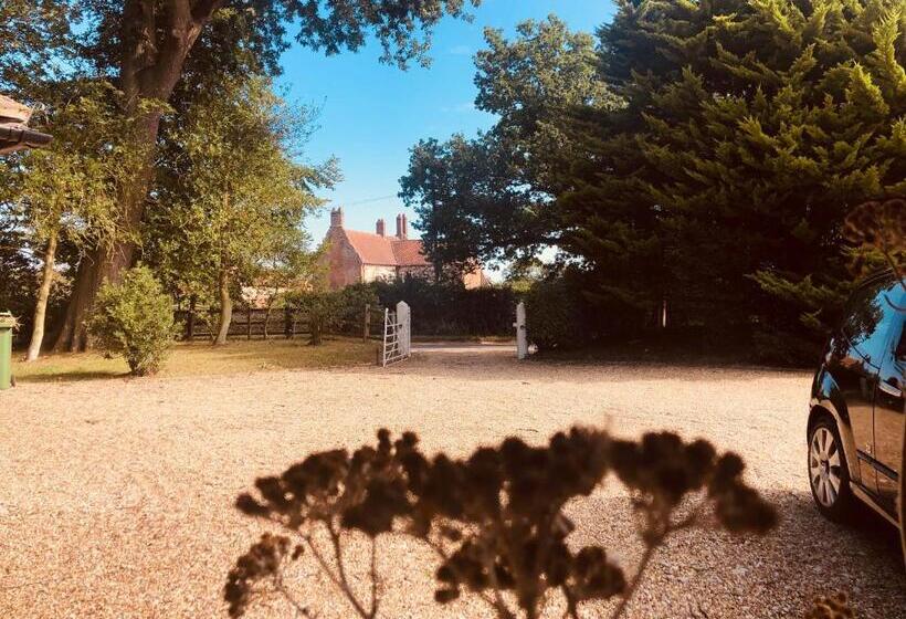 Шале 1 Спальня, Somerleyton Meadows   The Hideaway Hut & Hot Tub