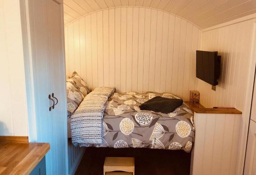 Шале 1 Спальня, Somerleyton Meadows   The Hideaway Hut & Hot Tub