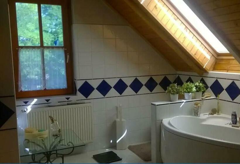 اتاق استاندارد چهارنفره با چشم‌انداز باغ, Cosy Rooms On The Lake Near Budapest And The Airport