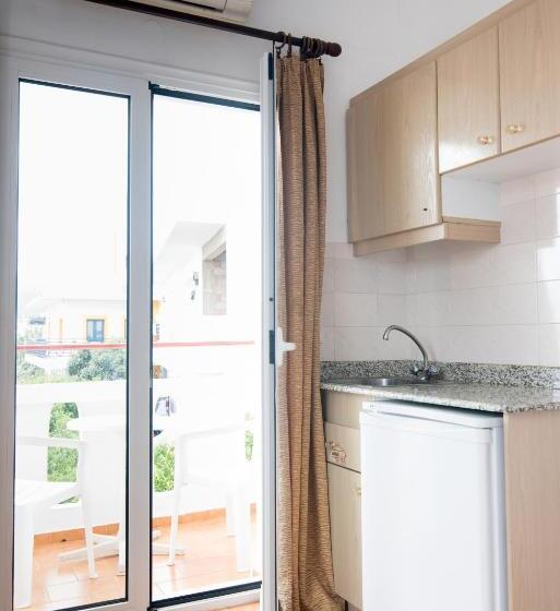 이코노미 스튜디오, Ibiscus Hotel Malia