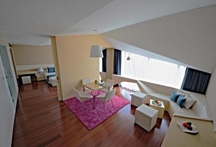 Deluxe Suite met Kingsize Bed, Vivanta New Delhi, Dwarka
