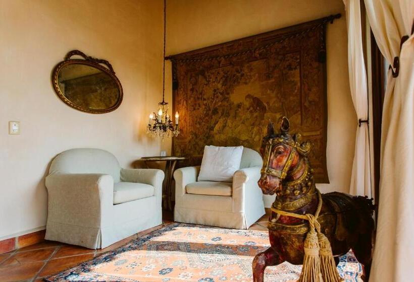 سوئیت مستر با چشم‌انداز, Hacienda San Angel